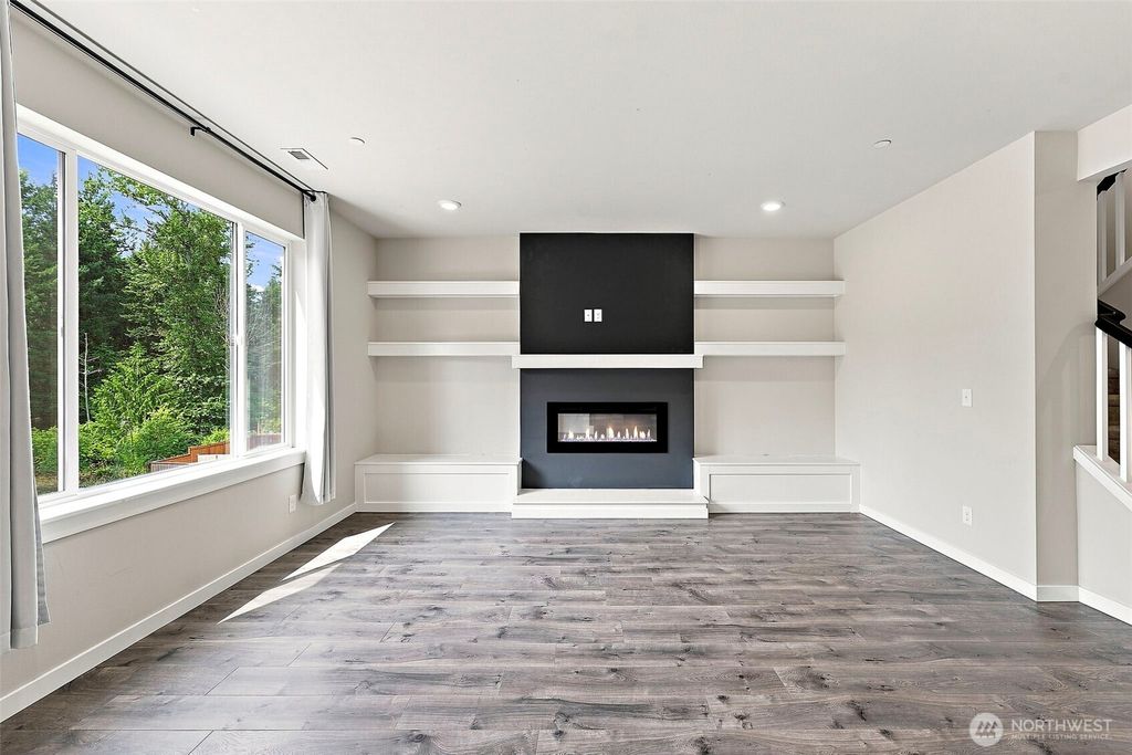 Image 8 of property listing at 7701 208th Avenue E, Bonney Lake, WA 98391