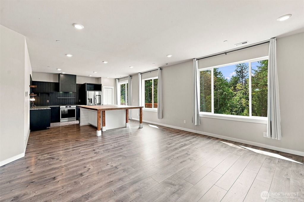 Image 9 of property listing at 7701 208th Avenue E, Bonney Lake, WA 98391