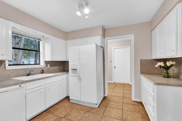 105 Seminole Drive, New Ulm, TX 78950