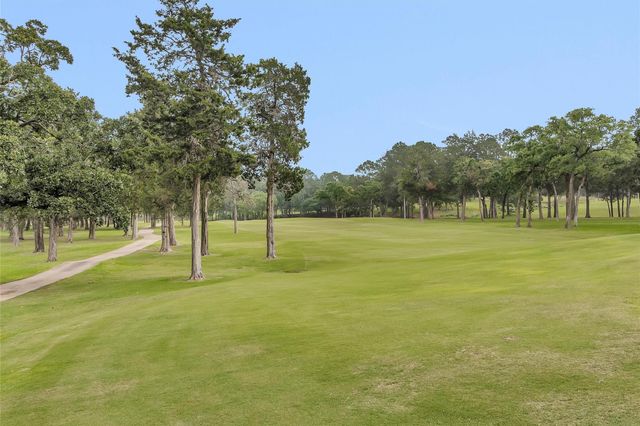 105 Seminole Drive, New Ulm, TX 78950