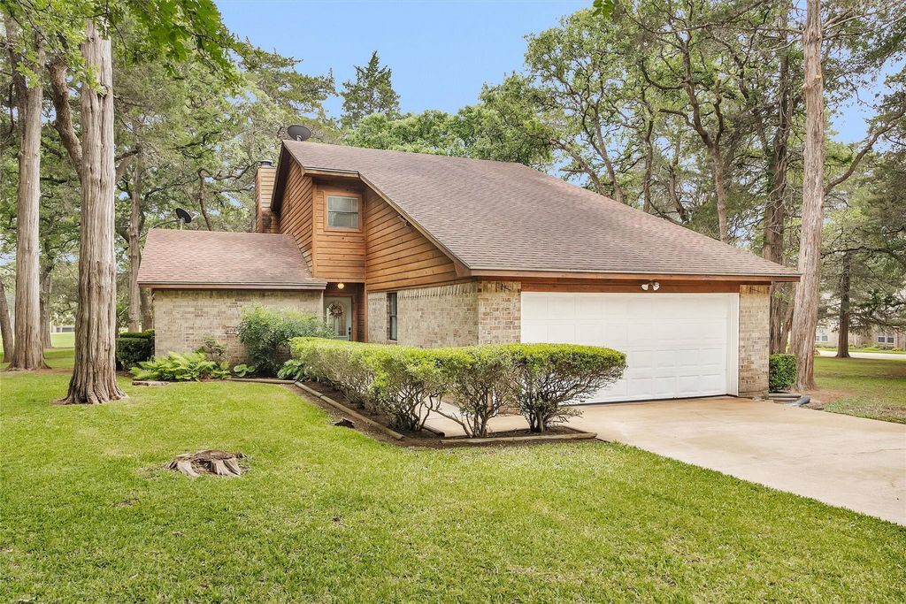 105 Seminole Drive, New Ulm, TX 78950
