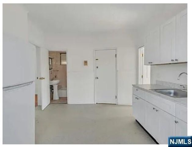 649 New Jersey Avenue, Lyndhurst, NJ 07071