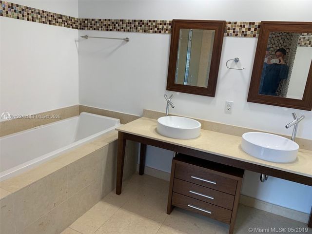 475 Brickell Ave 1813, Miami, FL 33131