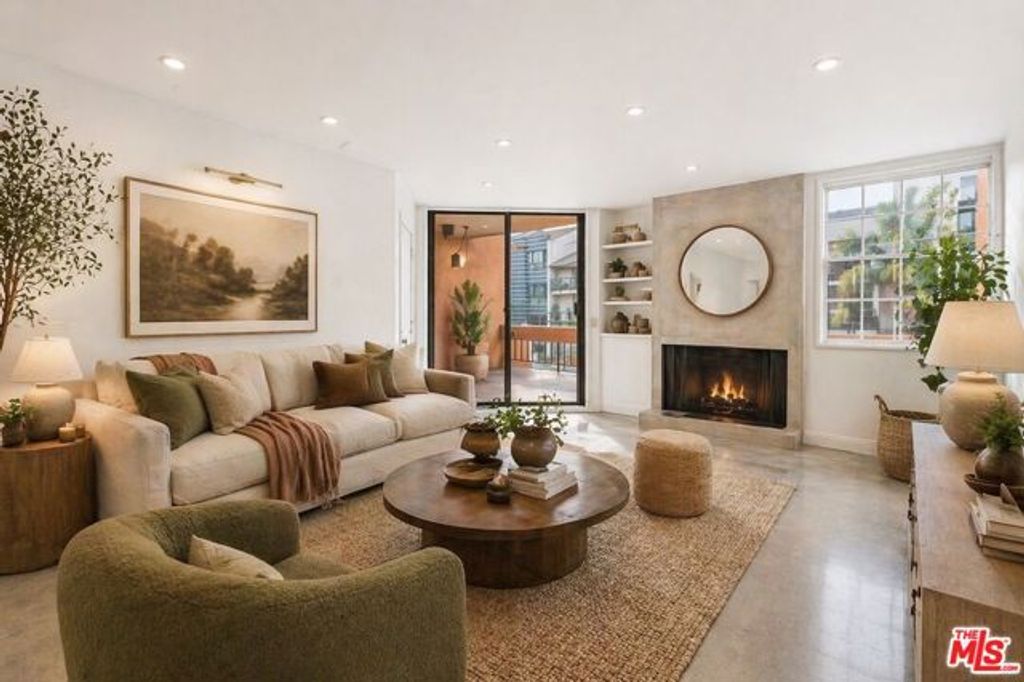 740 N Kings Road 102, West Hollywood, CA 90069