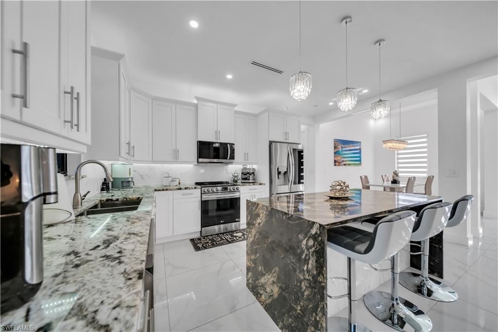 Image 13 of property listing at 2127 SW 17TH PL, Cape Coral, FL 33991