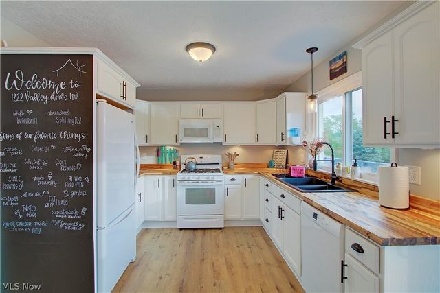 1222 Valley Drive, North Canton, OH 44720