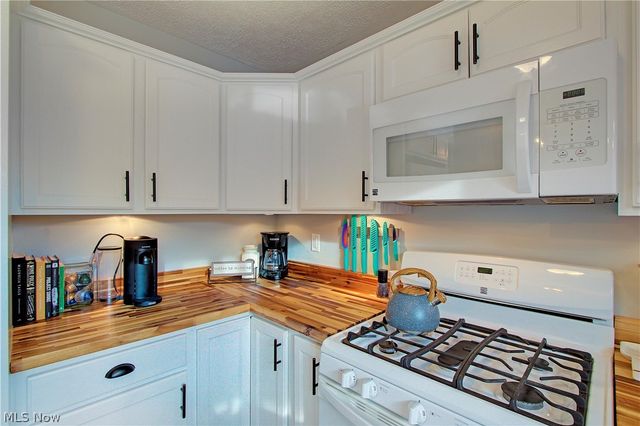 1222 Valley Drive, North Canton, OH 44720