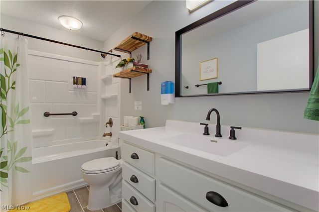 1222 Valley Drive, North Canton, OH 44720