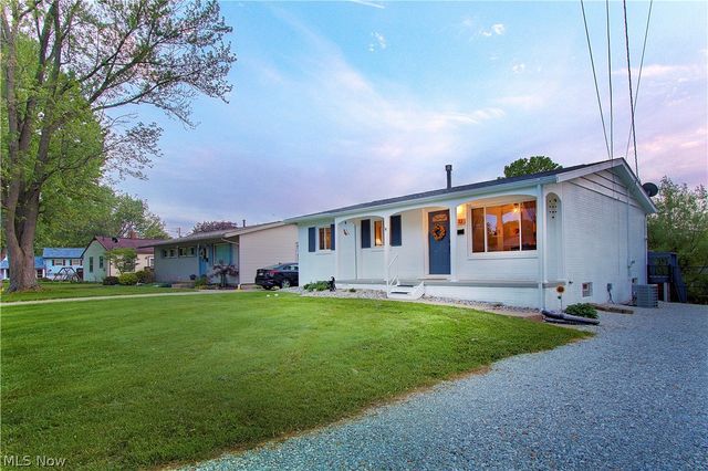 1222 Valley Drive, North Canton, OH 44720
