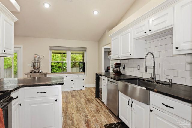 7878 Lola Cir, Navarre, FL 32566