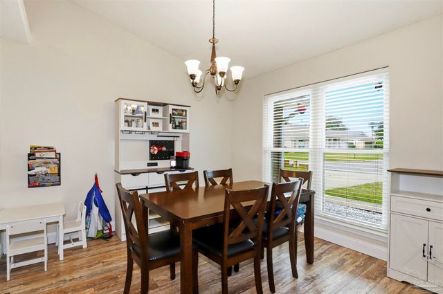 7878 Lola Cir, Navarre, FL 32566