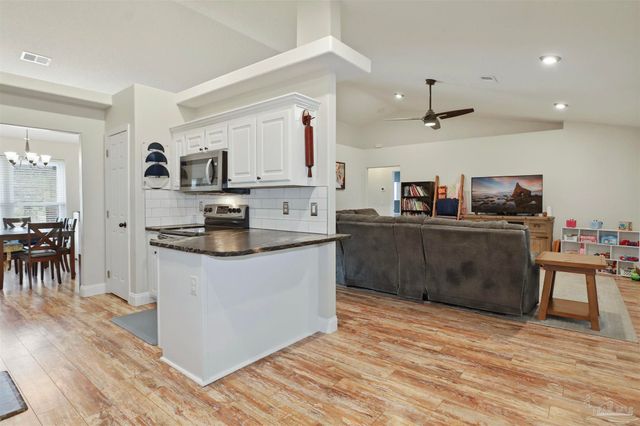 7878 Lola Cir, Navarre, FL 32566