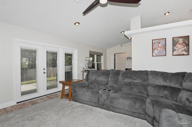 7878 Lola Cir, Navarre, FL 32566