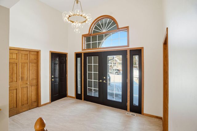 1162 Lakewood Drive S, Maplewood, MN 55119