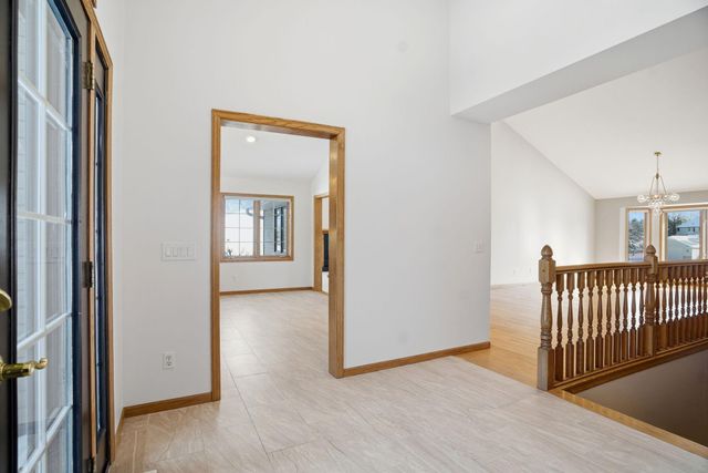 1162 Lakewood Drive S, Maplewood, MN 55119