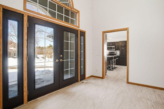 1162 Lakewood Drive S, Maplewood, MN 55119