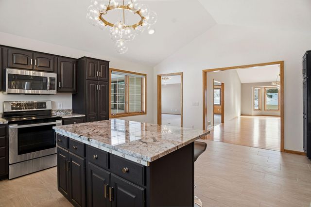 1162 Lakewood Drive S, Maplewood, MN 55119