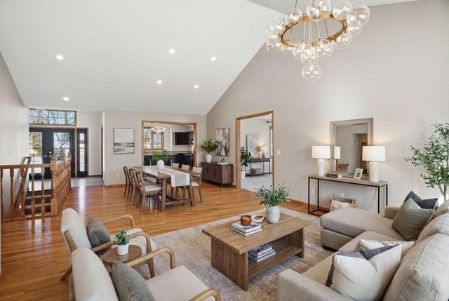 1162 Lakewood Drive S, Maplewood, MN 55119