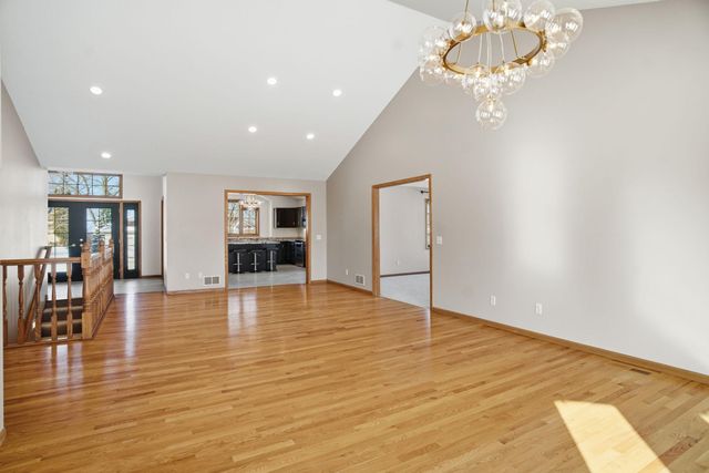 1162 Lakewood Drive S, Maplewood, MN 55119