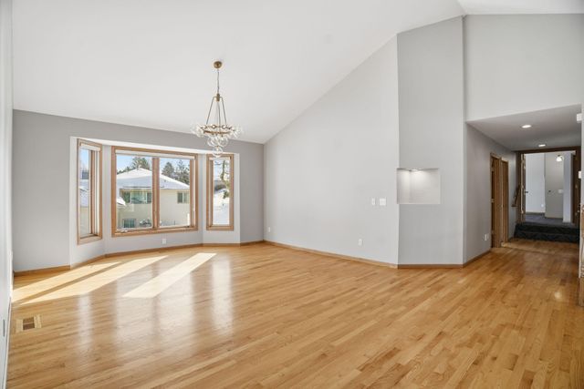 1162 Lakewood Drive S, Maplewood, MN 55119