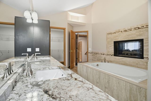 1162 Lakewood Drive S, Maplewood, MN 55119