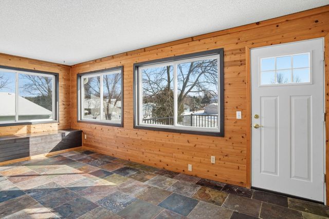 1162 Lakewood Drive S, Maplewood, MN 55119