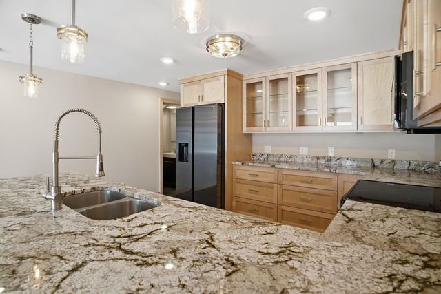 1162 Lakewood Drive S, Maplewood, MN 55119