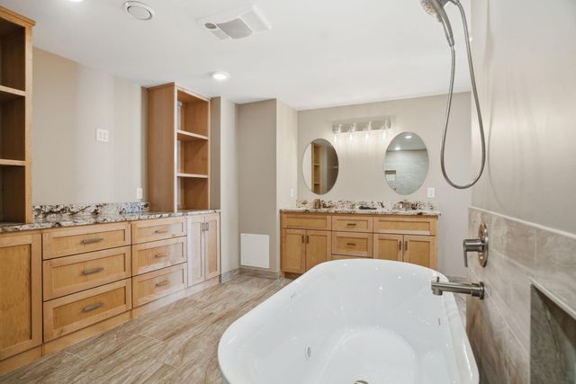 1162 Lakewood Drive S, Maplewood, MN 55119