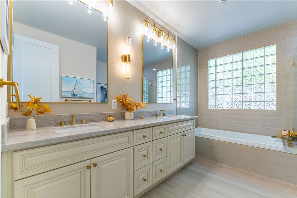 Image 15 of property listing at 10584 Abisso Drive, Las Vegas, NV 89135