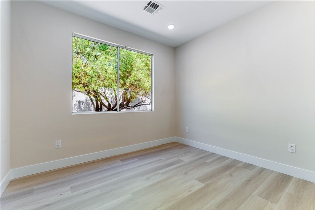 Image 18 of property listing at 10584 Abisso Drive, Las Vegas, NV 89135