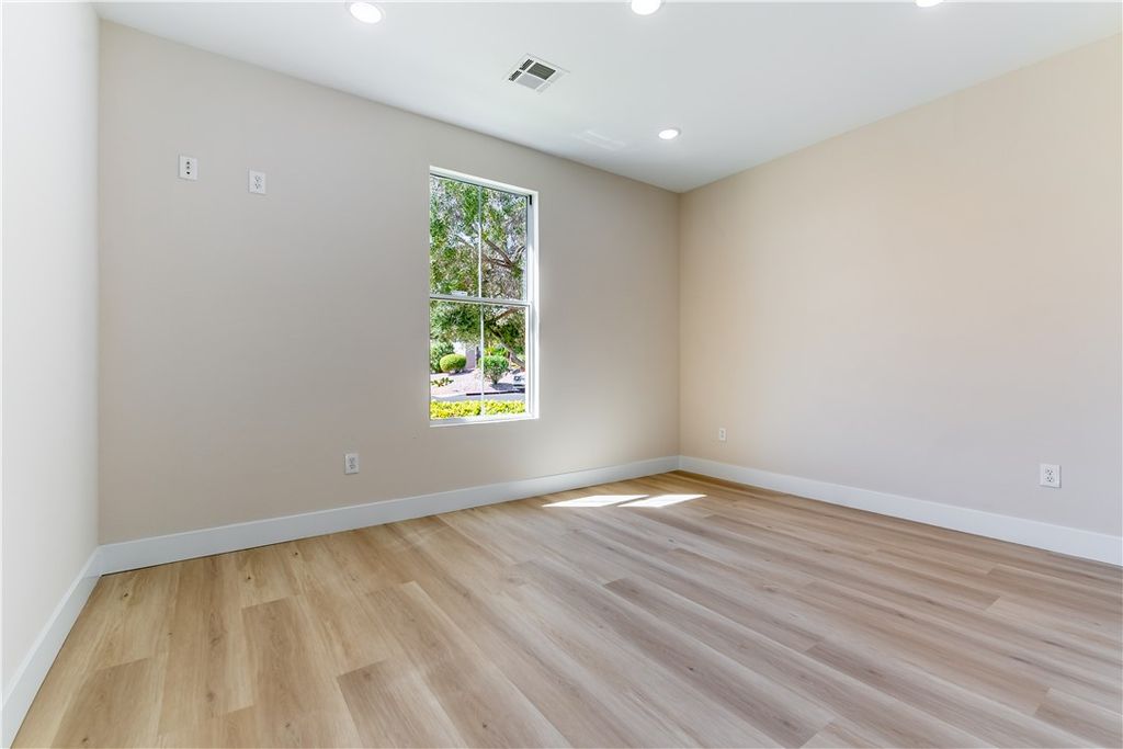 Image 20 of property listing at 10584 Abisso Drive, Las Vegas, NV 89135