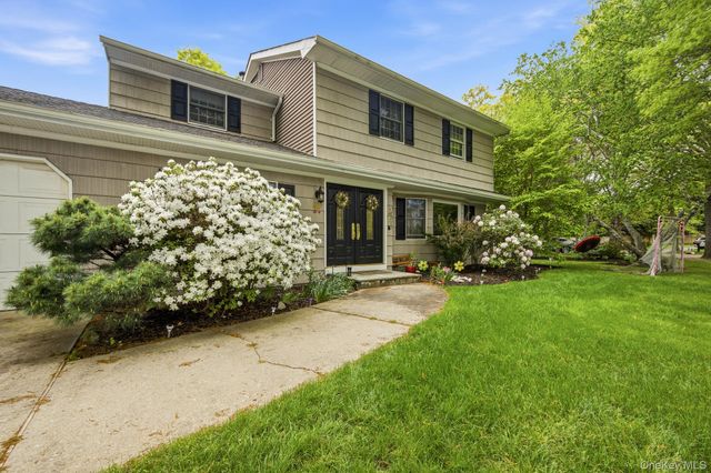 6 Frost Pond Road, Greenlawn, NY 11740