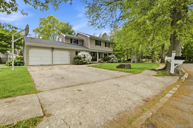 6 Frost Pond Road, Greenlawn, NY 11740