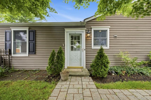 6 Frost Pond Road, Greenlawn, NY 11740