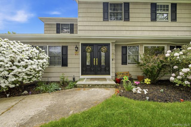 6 Frost Pond Road, Greenlawn, NY 11740