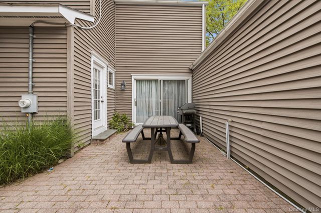 6 Frost Pond Road, Greenlawn, NY 11740