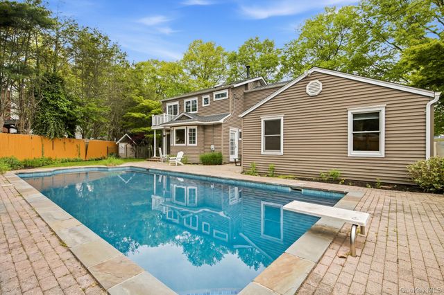 6 Frost Pond Road, Greenlawn, NY 11740