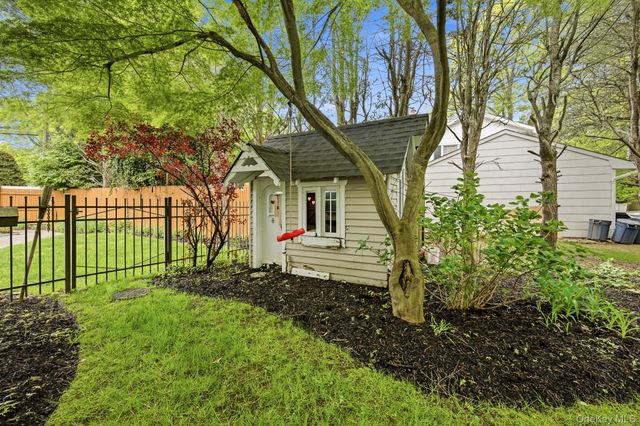 6 Frost Pond Road, Greenlawn, NY 11740