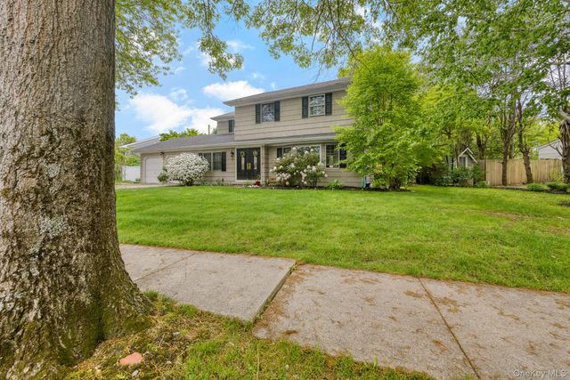 6 Frost Pond Road, Greenlawn, NY 11740