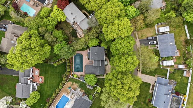 6 Frost Pond Road, Greenlawn, NY 11740