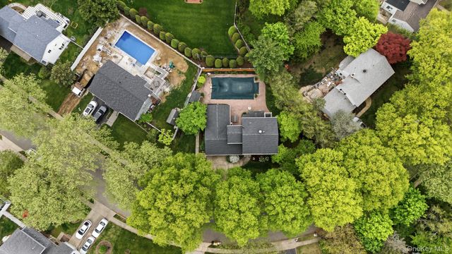 6 Frost Pond Road, Greenlawn, NY 11740