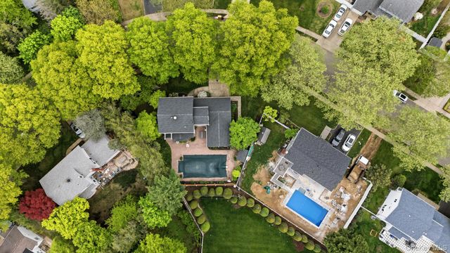 6 Frost Pond Road, Greenlawn, NY 11740