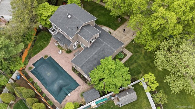 6 Frost Pond Road, Greenlawn, NY 11740