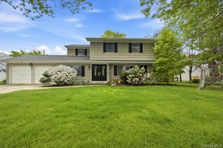 6 Frost Pond Road, Greenlawn, NY 11740