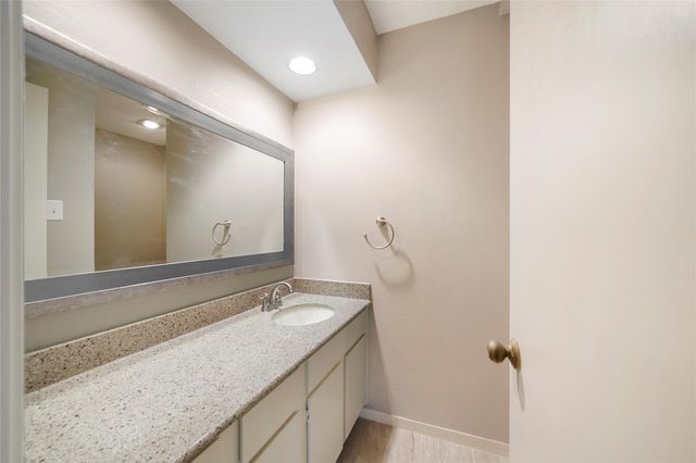 5939 Woodway Place Court, Houston, TX 77057