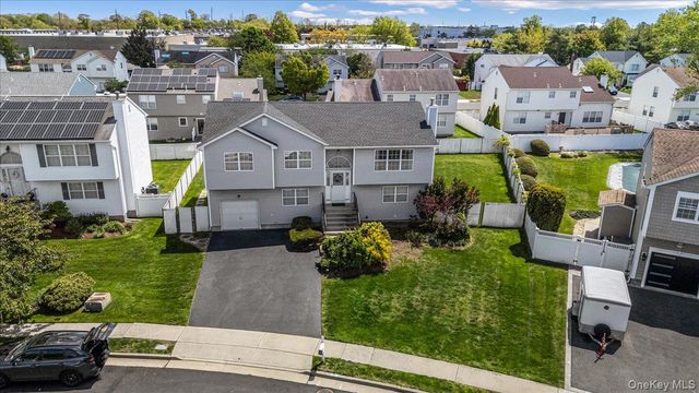 103 Clifton Court, Farmingdale, NY 11735