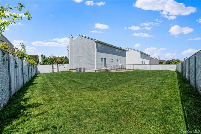 103 Clifton Court, Farmingdale, NY 11735