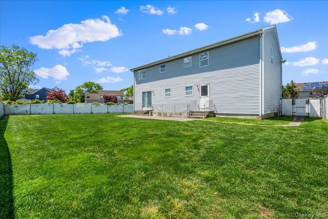 103 Clifton Court, Farmingdale, NY 11735