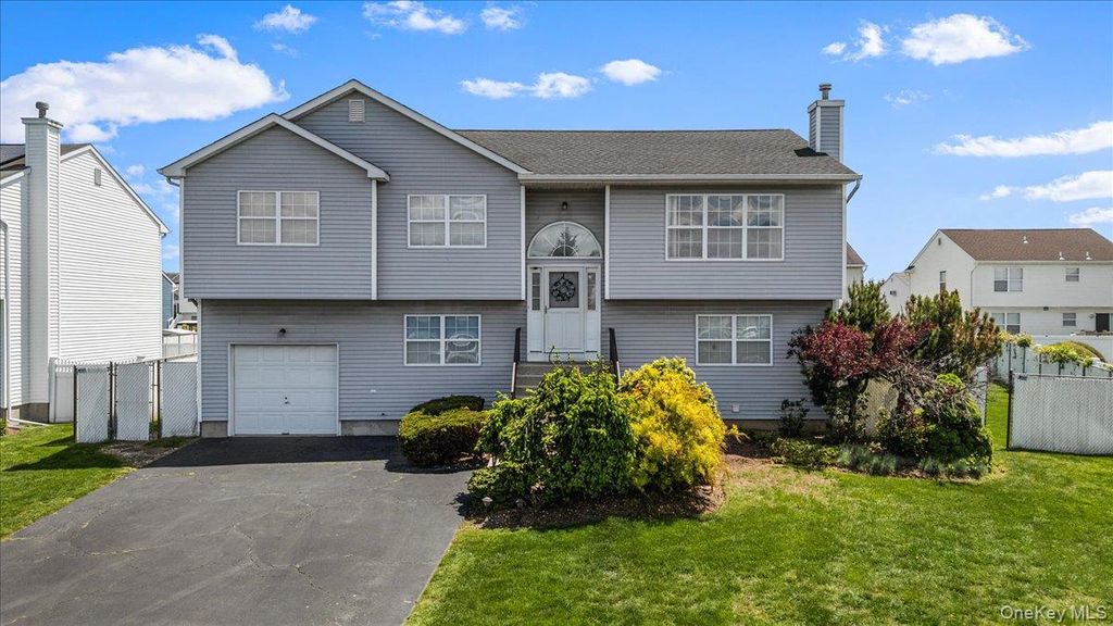 103 Clifton Court, Farmingdale, NY 11735