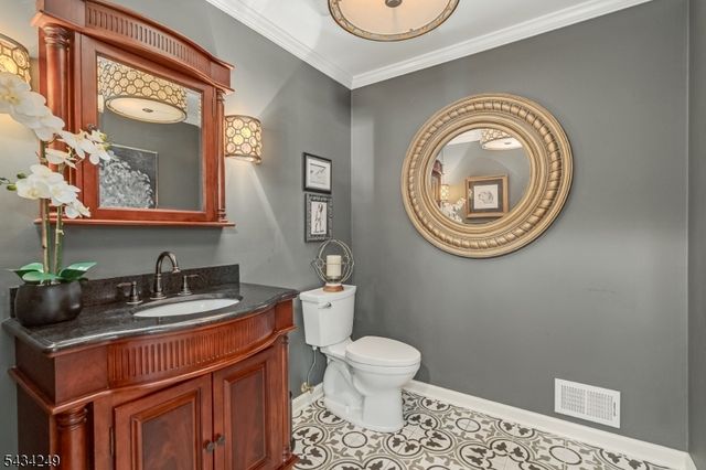 120 Woods End Dr, Bernards Twp., NJ 07920